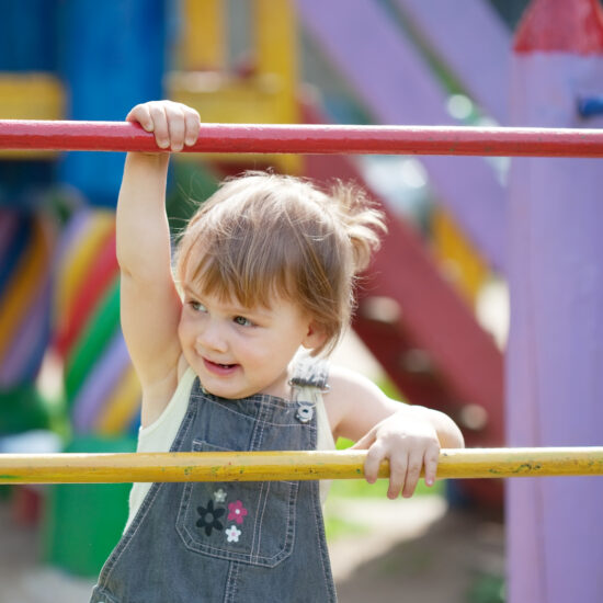 criança-no-playground-infantil